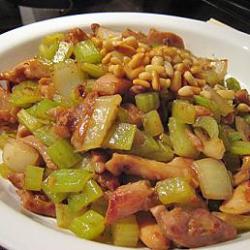 松子西芹鸡丁的做法