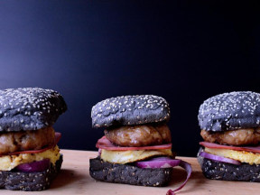 韩国欧巴吃美系黑汉堡的做法