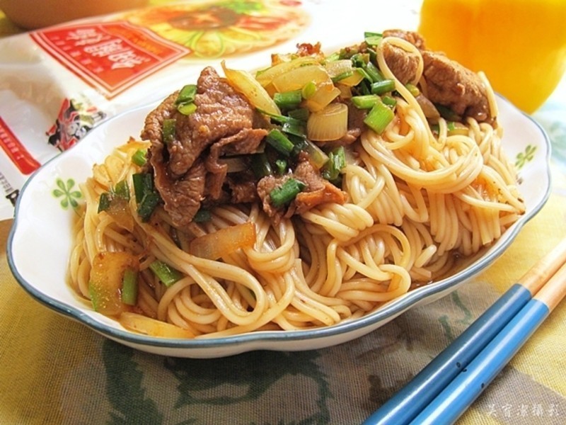 韭菜牛肉香拌面。五木面条的做法