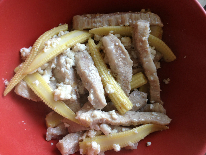 咸蛋白炒霜降猪肉玉米笋的做法