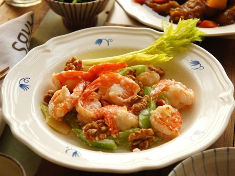 VIVI -蜜核桃西芹虾球的做法