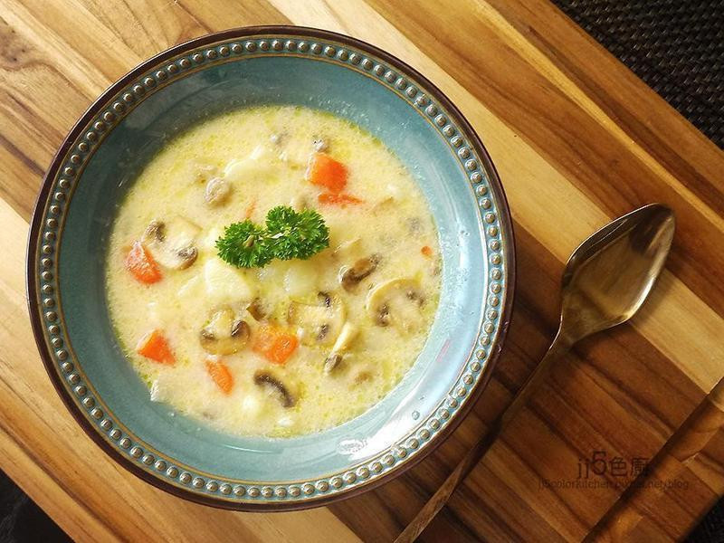 马铃薯磨菇浓汤的做法
