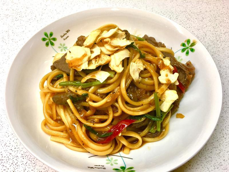 烧肉蒜片义大利面的做法