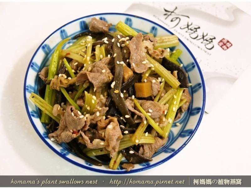 酸辣黑菇酱炒芹菜羊肉.的做法