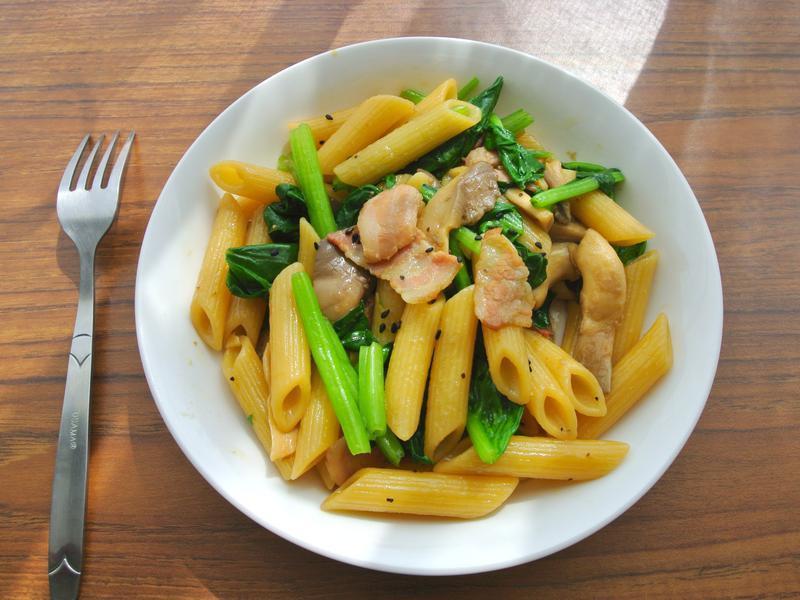 【外宿料理】和风蔬菜培根义大利面的做法