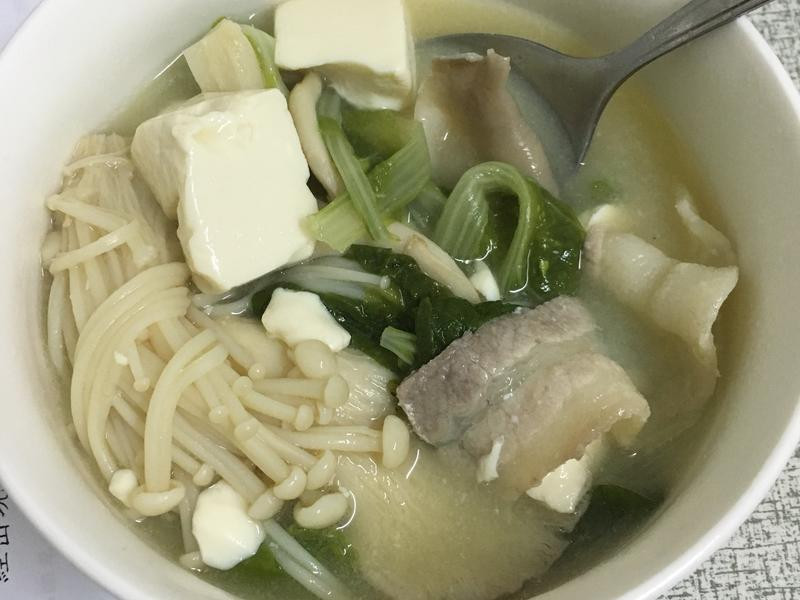 小白菜菇类猪肉味增汤的做法