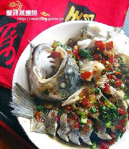 双辣蒸鲈鱼的做法