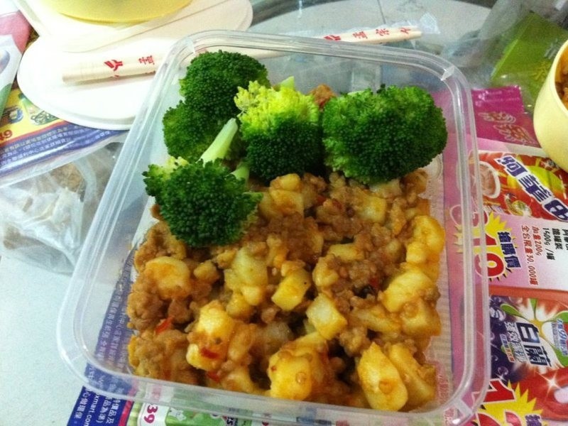 超简单爱心便当-麻婆马铃薯 花椰菜的做法