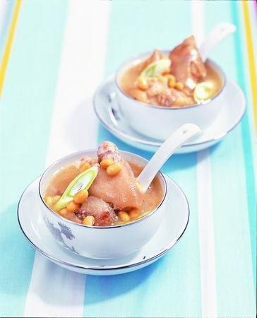 猪蹄焖黄豆的做法