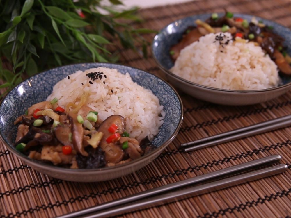 北菇云耳滑鸡饭的做法