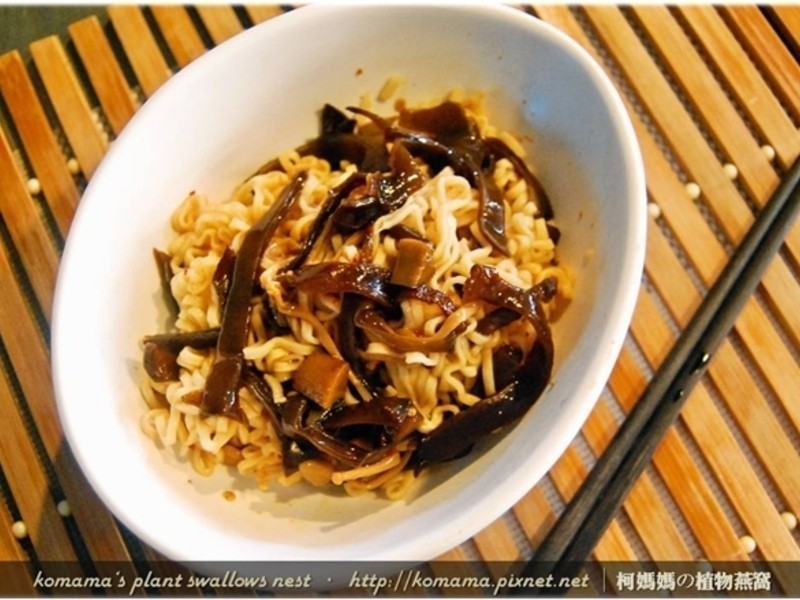 麻辣黑菇酱捞面.的做法