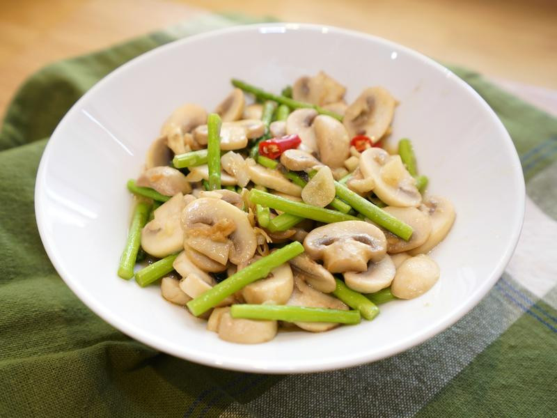 蘑菇炒芦笋的做法