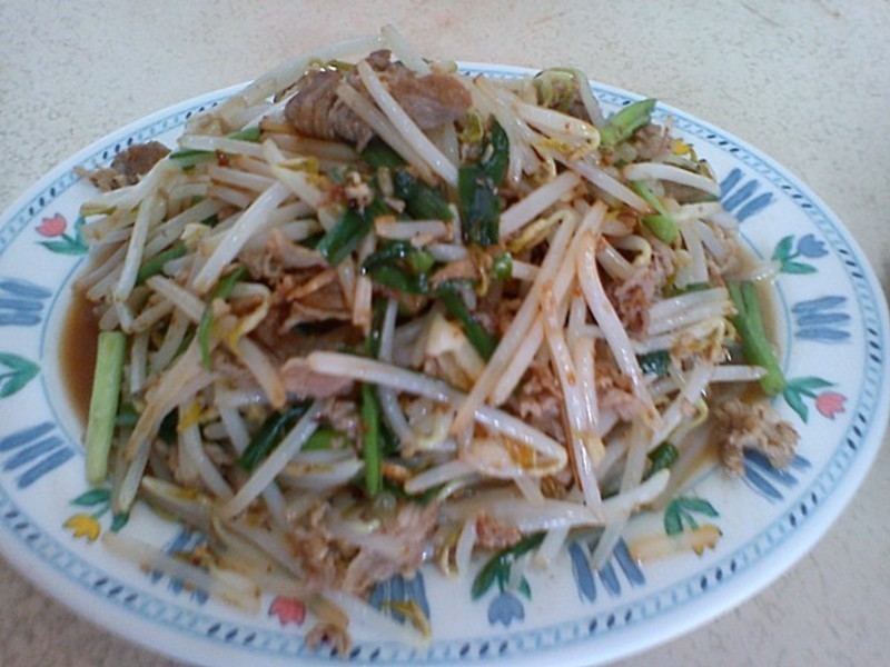 快炒五花猪肉豆芽菜的做法