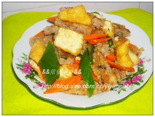 豆腐泡炒鱼饼的做法