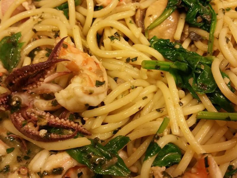 海鲜松子夏威夷火山豆青酱的义大利面?!!的做法