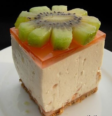 用QQ糖做镜面的草莓幕司蛋糕的做法