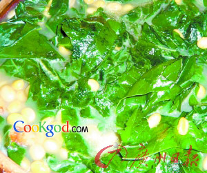 黄豆排骨汤浸枸杞的做法