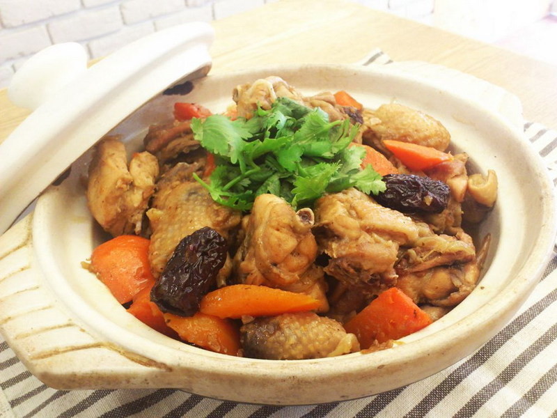 蜜枣胡萝卜炖鸡肉的做法