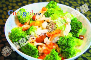 西兰花烩双菇的做法