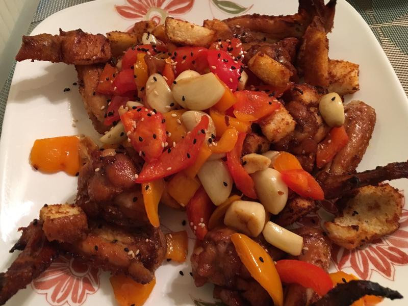 蒜香蜜汁鸡翅甜椒面包的做法