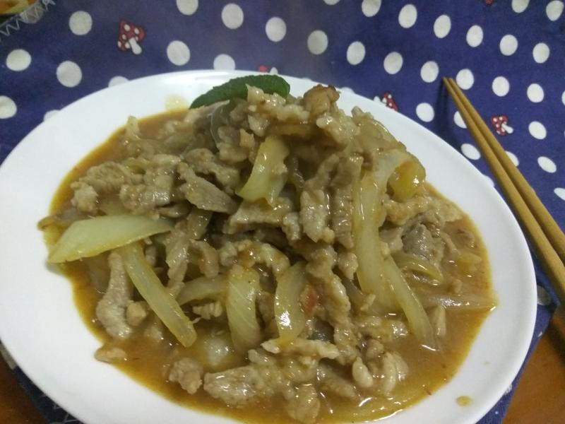 沙茶洋葱炒豚肉丝的做法