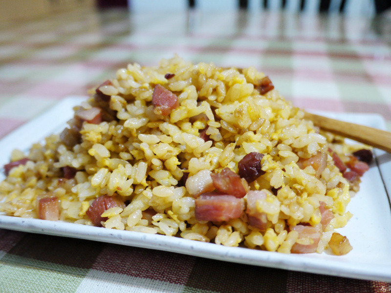 黄金腊肉炒饭的做法