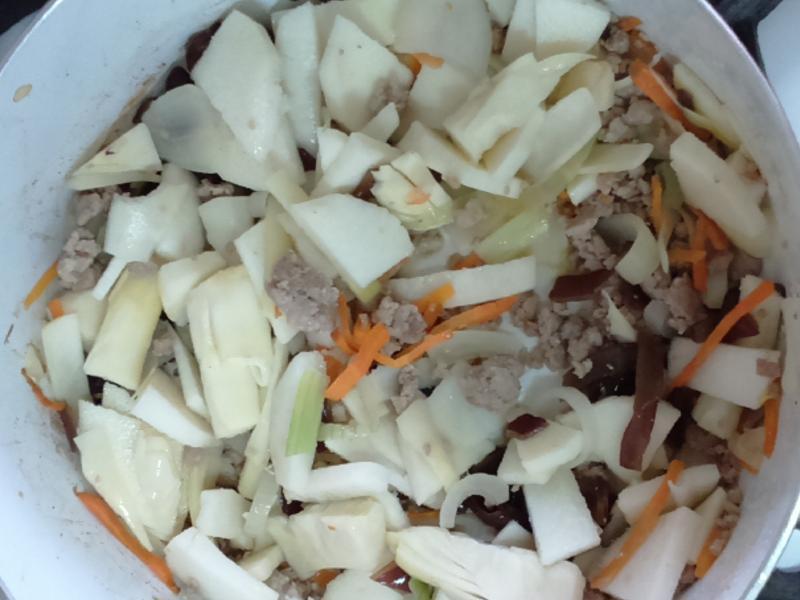 野蔬春笋炊饭的做法