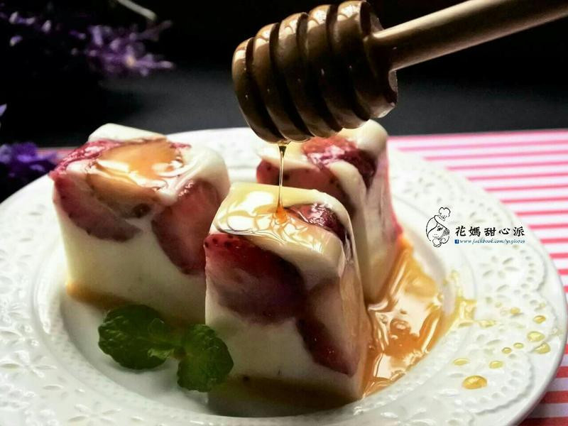 蜂蜜草莓奶冻的做法