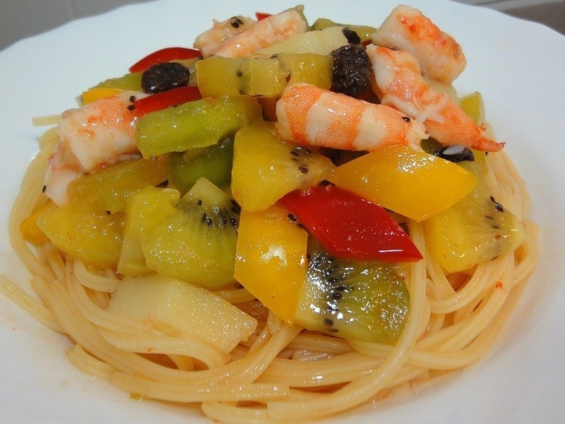 奇异果鲜虾泰式沙拉面的做法