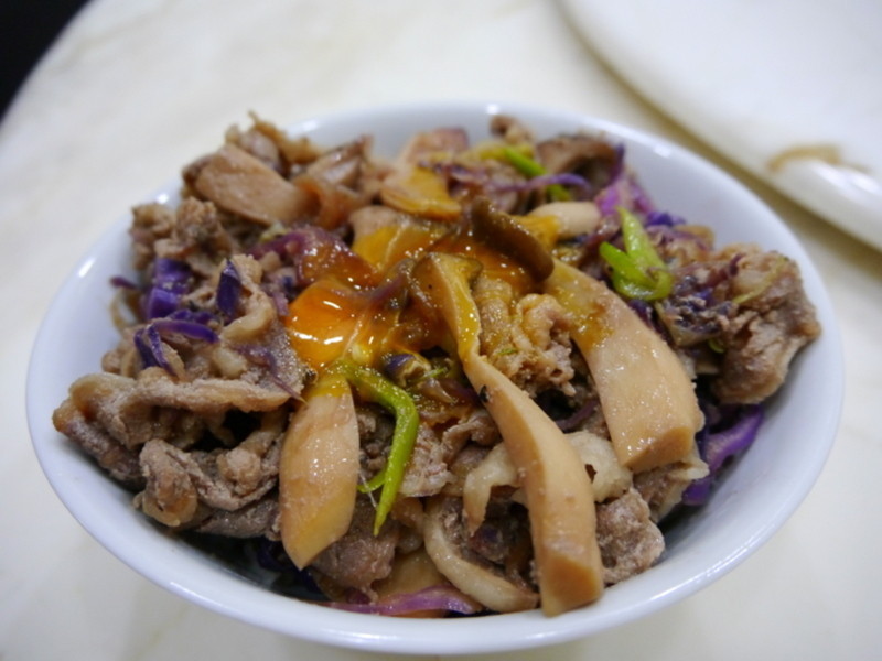 紫高丽菜野菇牛丼的做法