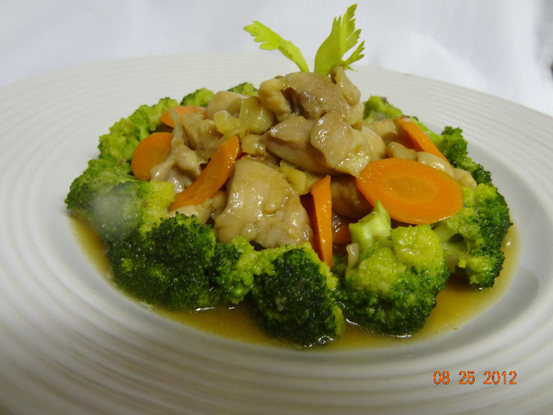 茜兰花炒鸡腿肉的做法