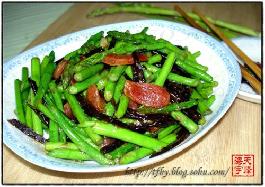 玫瑰芦笋炒香肠的做法