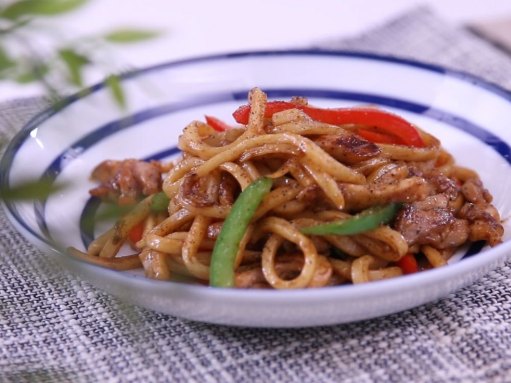 黑椒鸡柳炒乌冬的做法