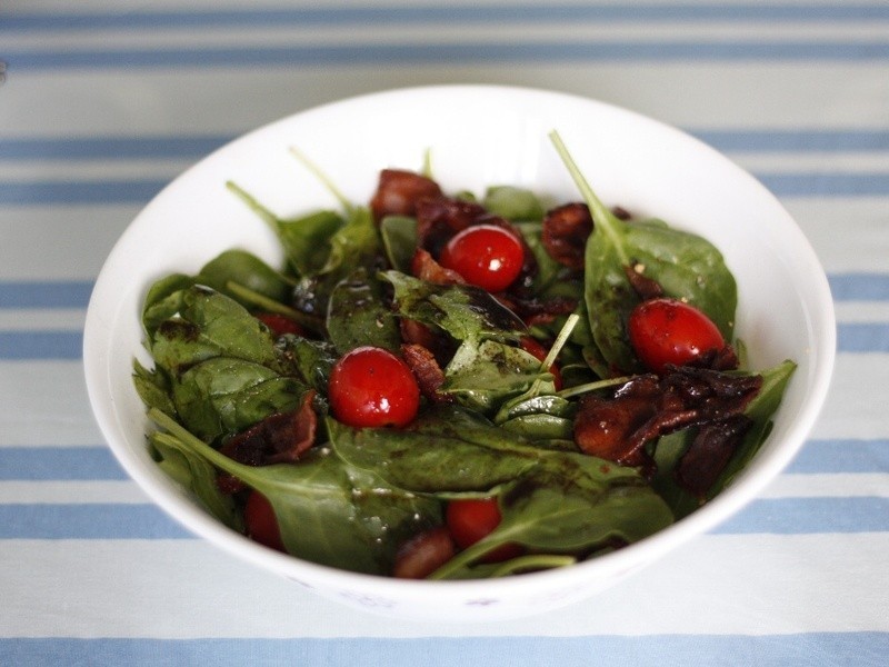 番茄菠菜沙拉佐培根红酒醋温热酱汁的做法
