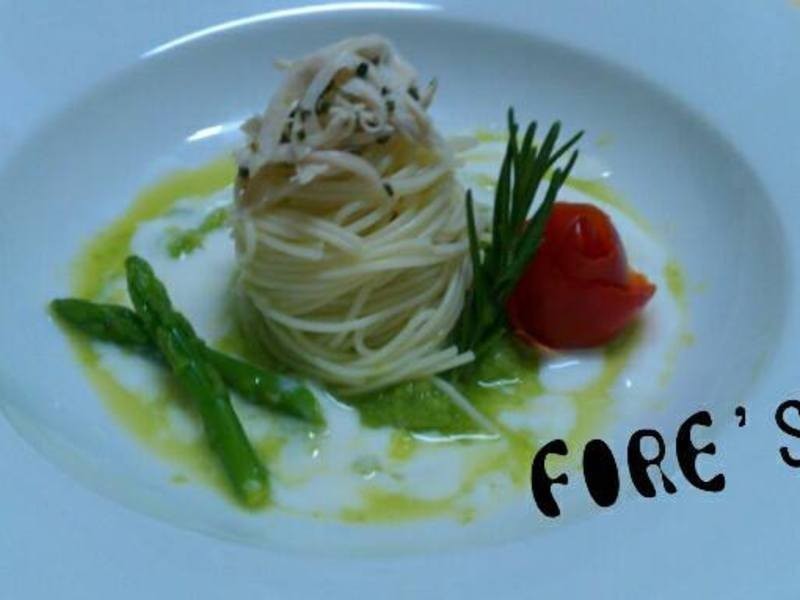 迷迭香鸡肉冷面佐芦笋优格酱汁的做法