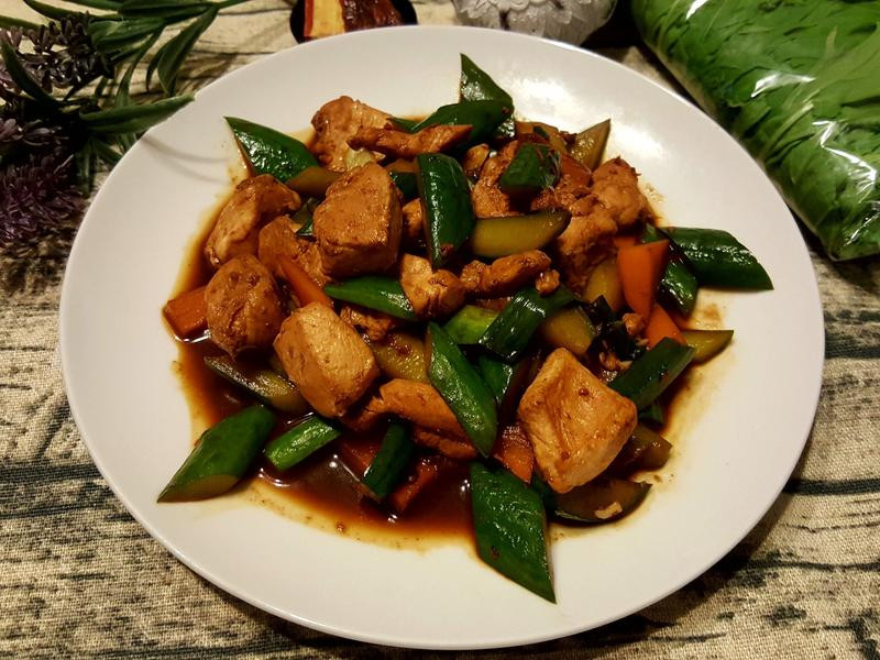 小黄瓜酱爆鸡丁的做法