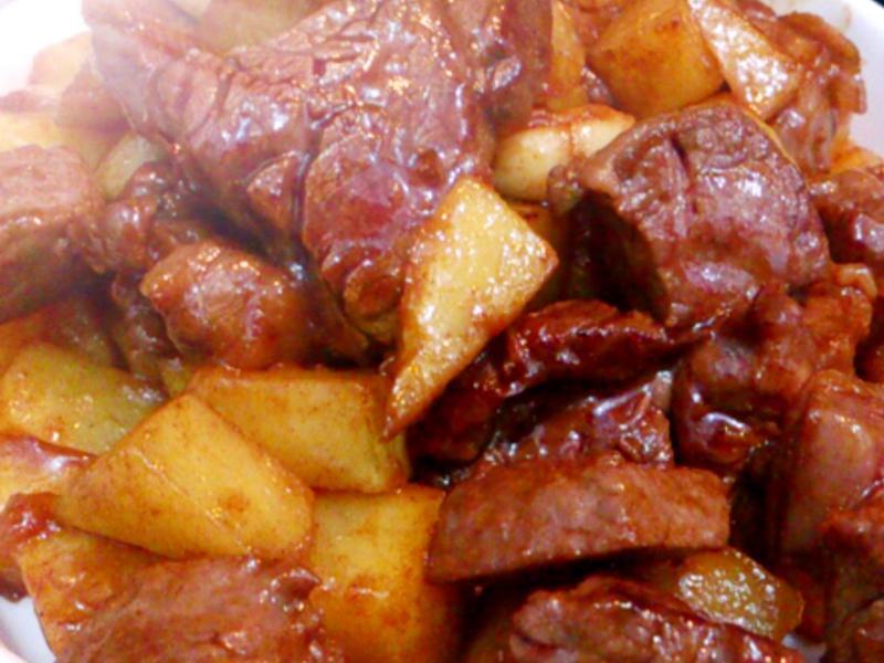 家常便饭: 黄金薯仔牛柳粒的做法