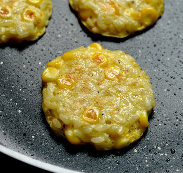 玉米鸡蛋米饭煎饼的做法