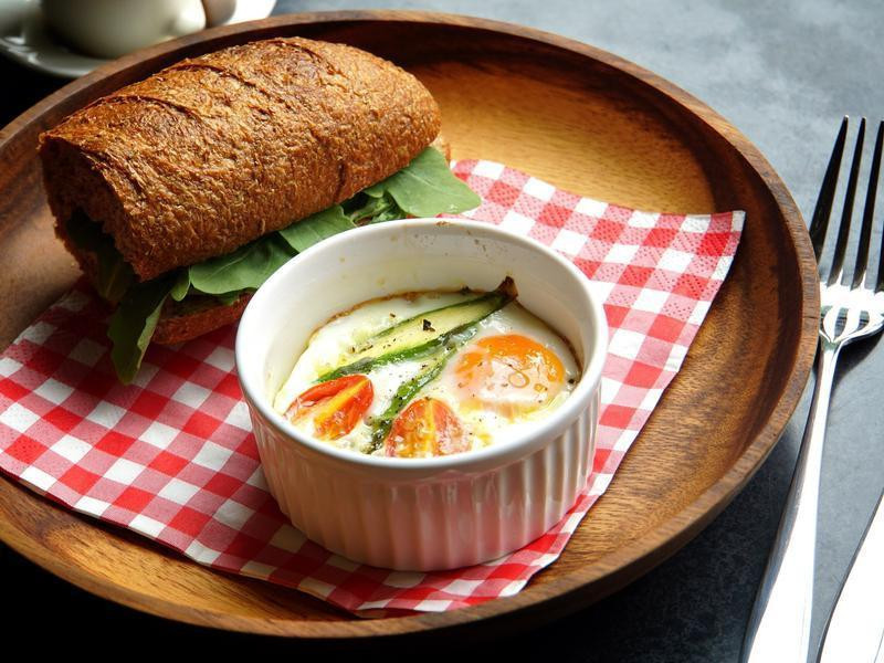 番茄芦笋烤蛋佐芝麻叶起司面包的做法