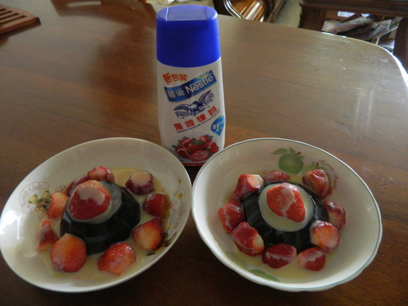 《草莓就爱鹰牌炼奶》就爱炼乳草莓茶冻的做法