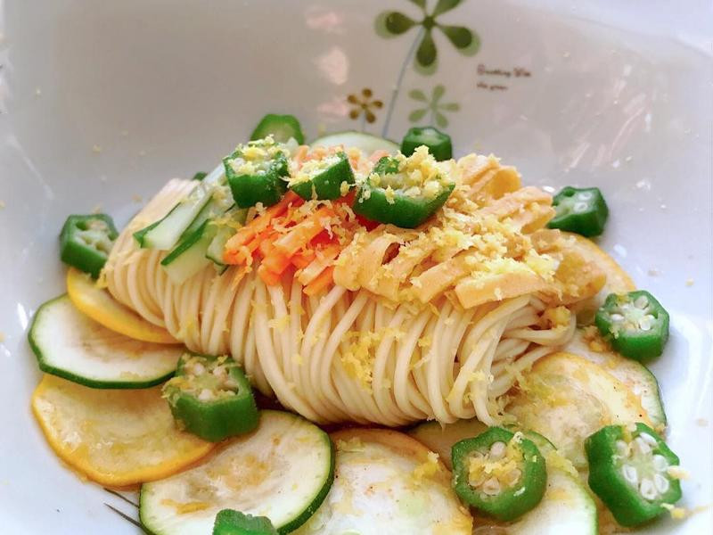 三色秋葵凉面的做法