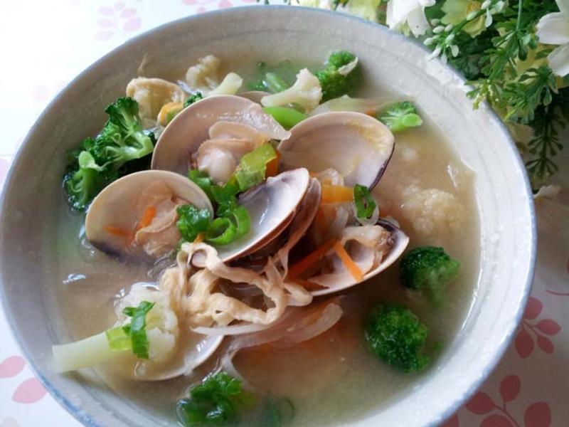 多变的味噌汤 ~ 鲜豆皮花菜蛤蜊味噌汤的做法