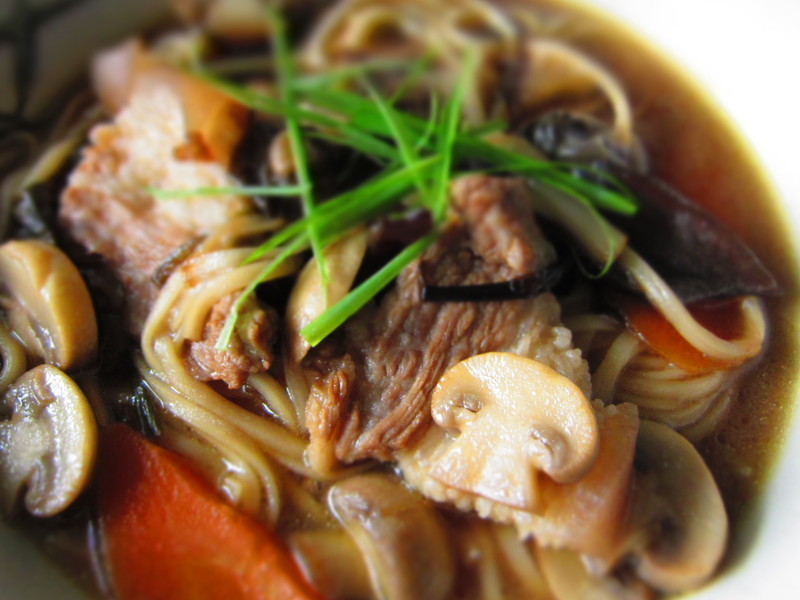 香葱猪肉洋菇煨面的做法