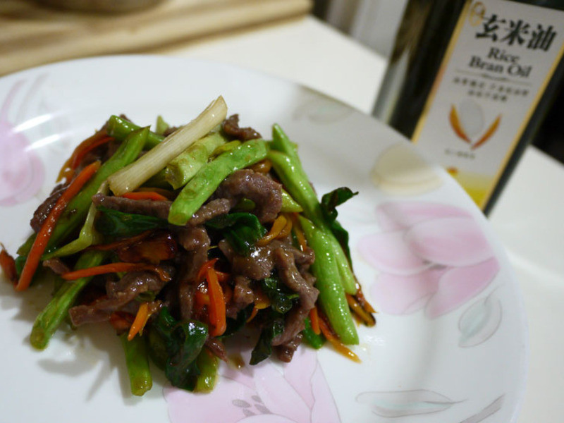 黄金玄米油Home炸料理-葱爆蚝油牛肉的做法
