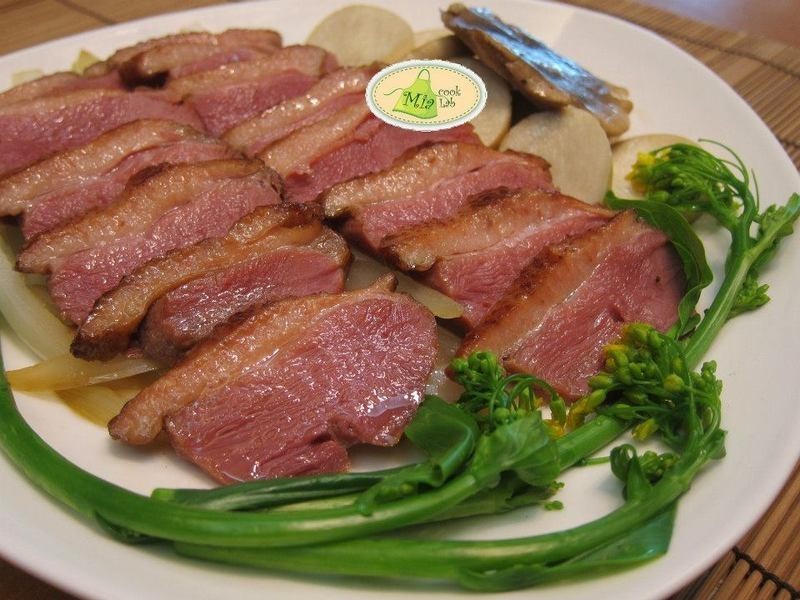 烟燻鸭胸佐甜葱鲍菇的做法