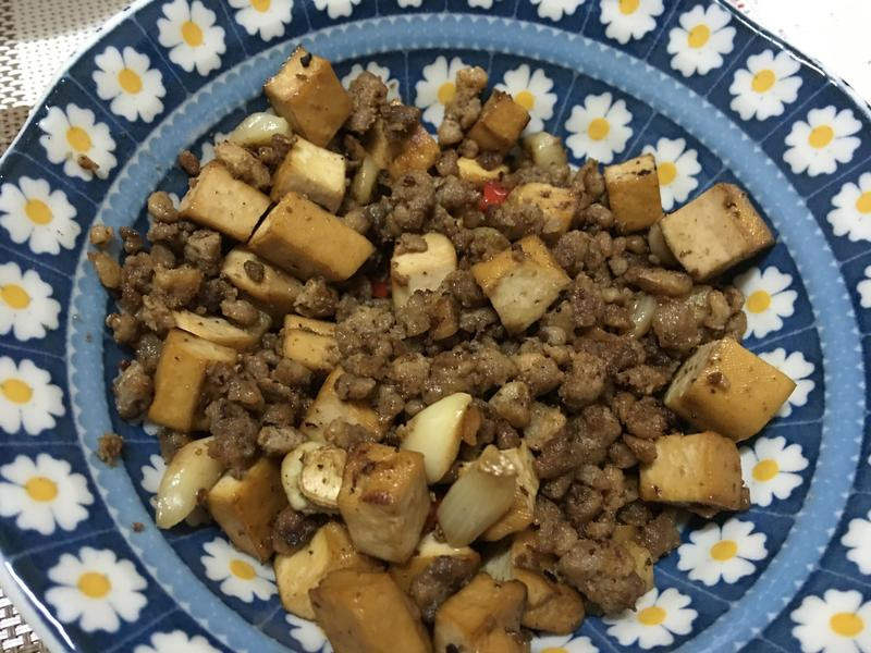 绞肉炒豆干的做法