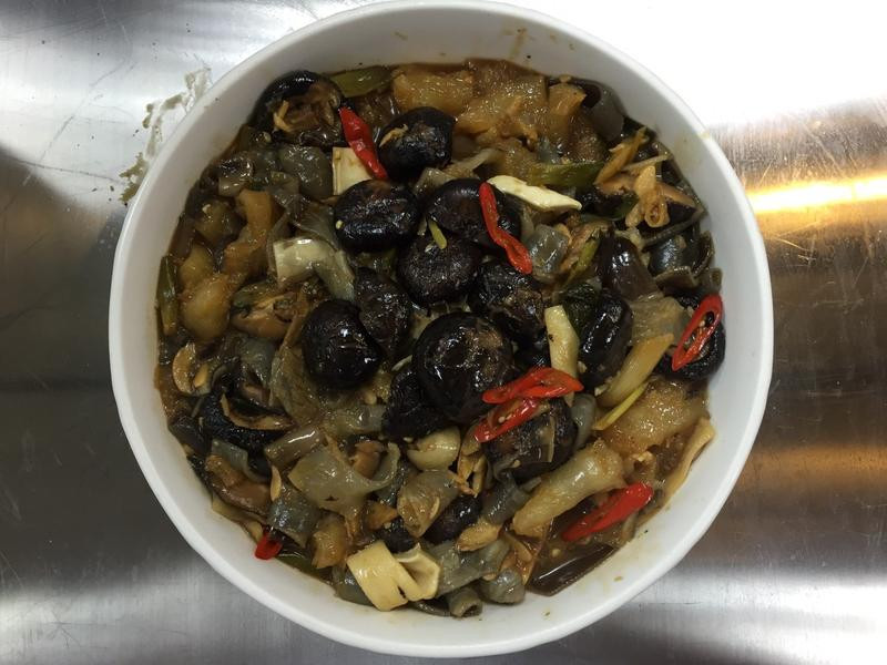 香菇烩蹄筋的做法