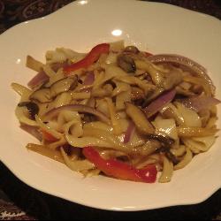 香菌炒河粉的做法
