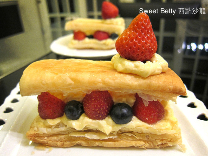 简易草莓千层派佐幕斯琳酱的做法