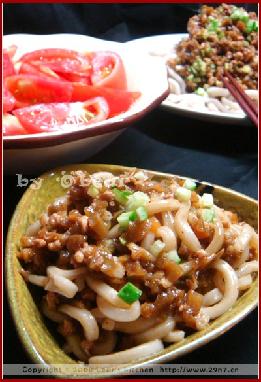 糖拌西红柿、榨菜肉酱面的做法